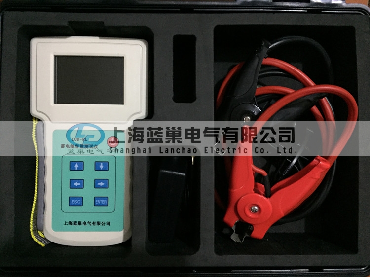 LCD-RL蓄電池容量測試儀，是快速準(zhǔn)確測量蓄電池健康狀態(tài)、荷電狀態(tài)以及連接電阻等參數(shù)的數(shù)字存儲(chǔ)式儀器。本儀表通過在線測試，能顯示并記錄單節(jié)及整組電池的電壓、內(nèi)阻、容量、溫度等重要參數(shù)，可自動(dòng)判別精確有效地挑出落后電池。
