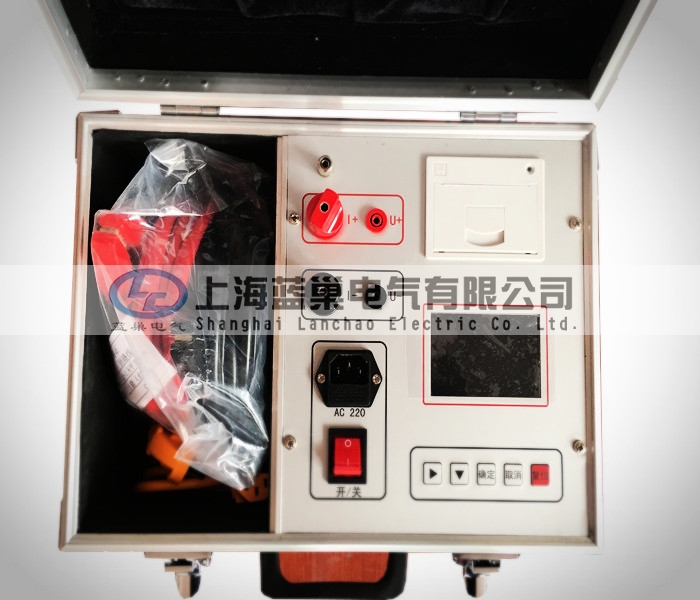LCHL-100A回路電阻測試儀采用32位ARM內(nèi)核作為處理的核心，對整機進行控制，自動完成自校、穩(wěn)流判斷、數(shù)據(jù)處理、阻值顯示等功能，可測量各種高壓開關(guān)及電器的接觸電阻、回路電阻和變電站母線電阻，電力線接點電阻，焊縫接觸電阻。該儀器體積小、重量輕，極大的方便了工作人員的使用。