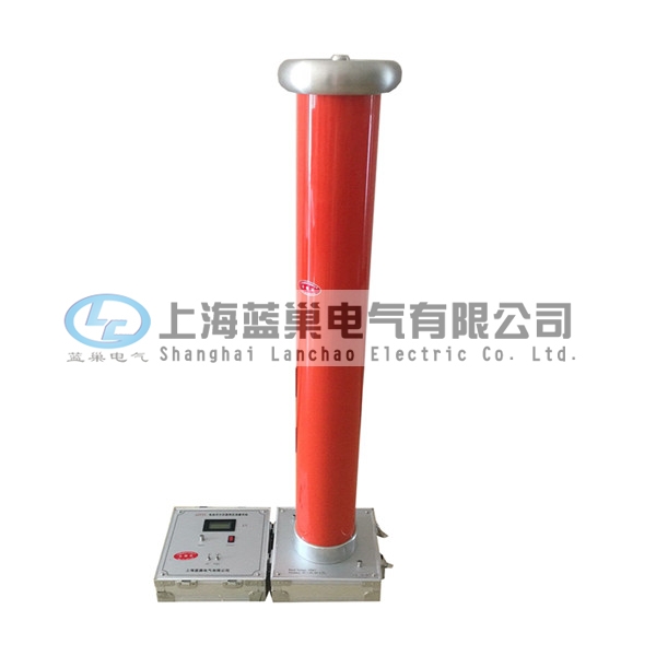 FRC系列交直流高壓分壓器（千伏表）通過儀表線與高壓測量端相連，可實(shí)現(xiàn)遠(yuǎn)距離清晰讀數(shù)使用安全、方便。輸入阻抗高，線性度好，采用特殊的屏蔽技術(shù)，減少高壓對示值的影響，從而實(shí)現(xiàn)高穩(wěn)定度，高線性度。